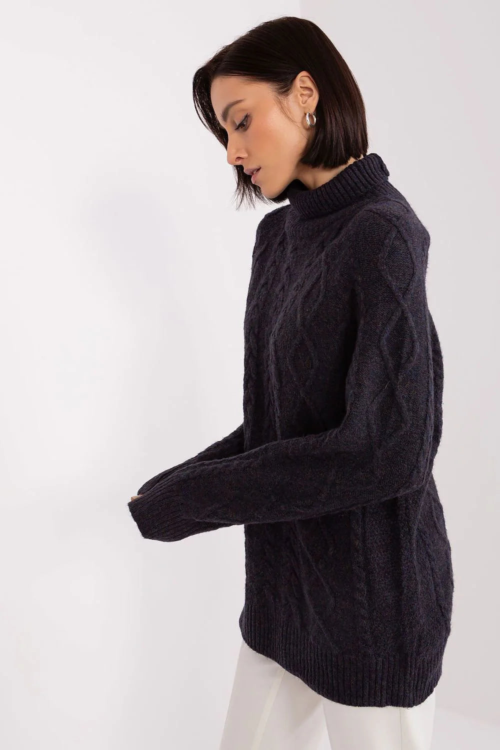 Elevate Your Wardrobe with Our Women’s Plaid Turtleneck Sweater – The Perfect Blend of Casual Comfort and Timeless Elegance