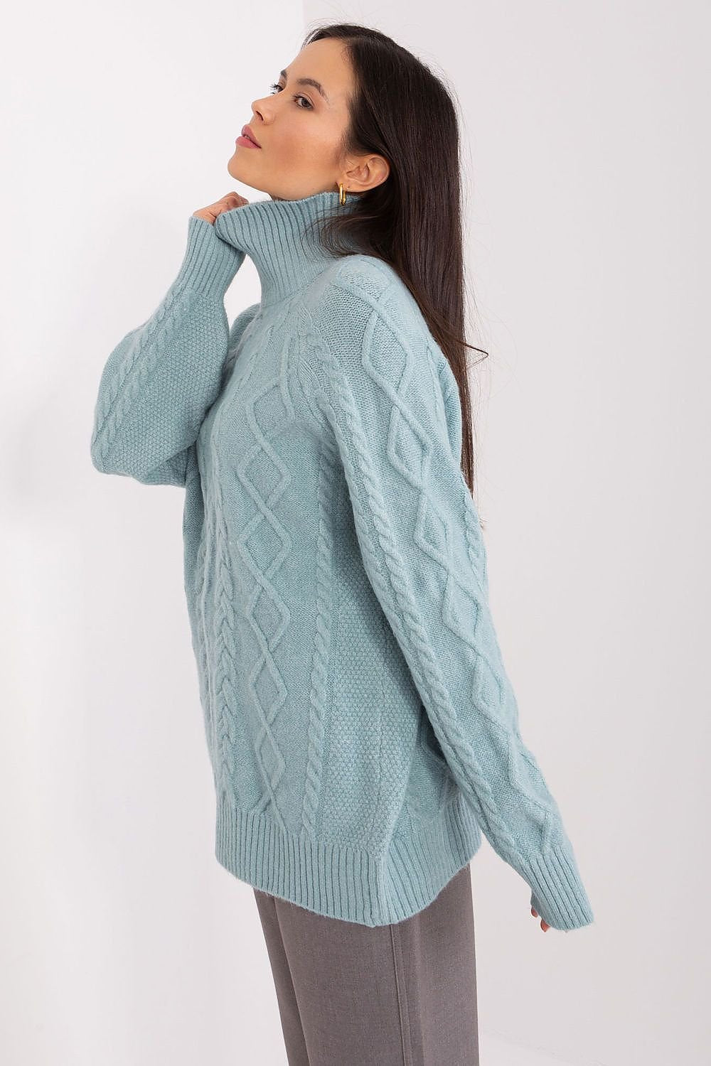 Elevate Your Wardrobe with Our Women’s Plaid Turtleneck Sweater – The Perfect Blend of Casual Comfort and Timeless Elegance