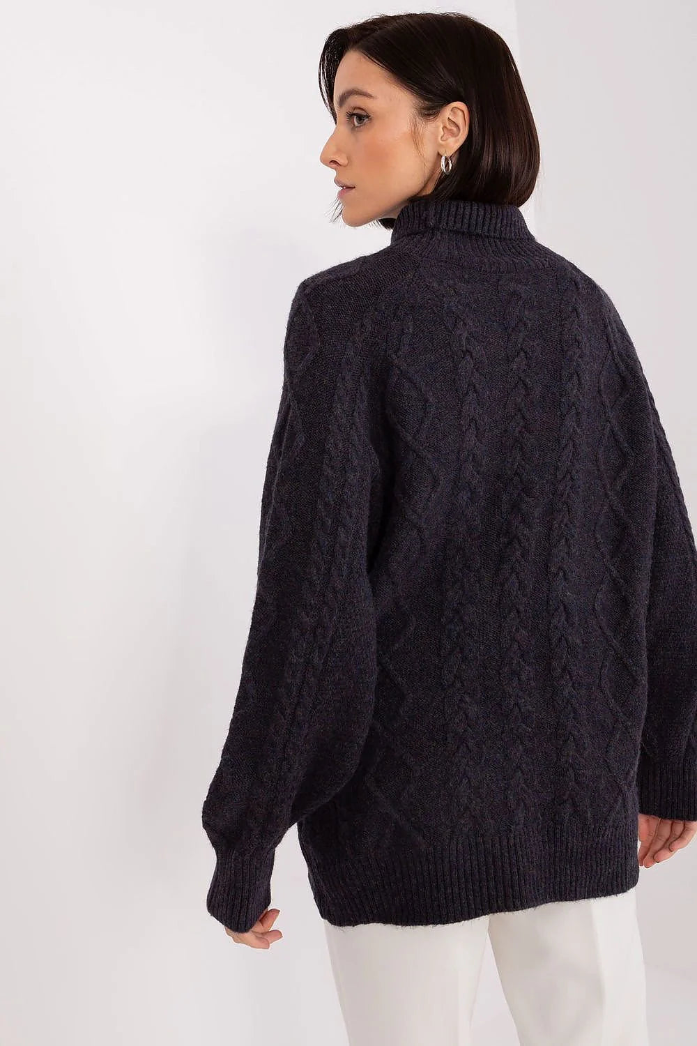 Elevate Your Wardrobe with Our Women’s Plaid Turtleneck Sweater – The Perfect Blend of Casual Comfort and Timeless Elegance