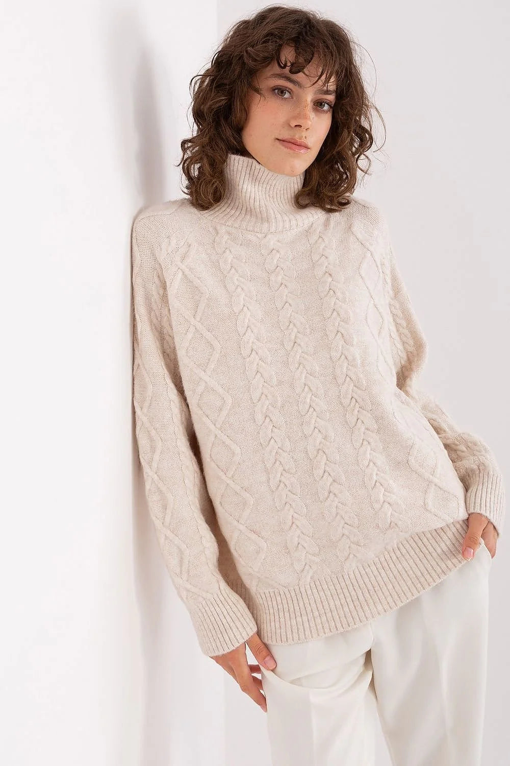 Elevate Your Wardrobe with Our Women’s Plaid Turtleneck Sweater – The Perfect Blend of Casual Comfort and Timeless Elegance