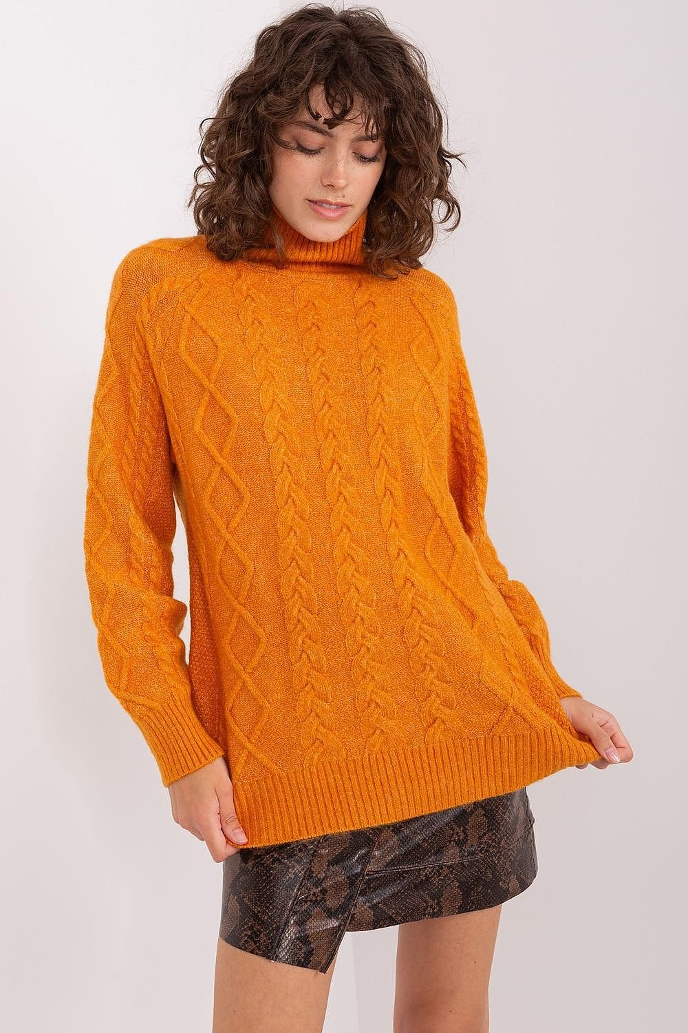 Elevate Your Wardrobe with Our Women’s Plaid Turtleneck Sweater – The Perfect Blend of Casual Comfort and Timeless Elegance